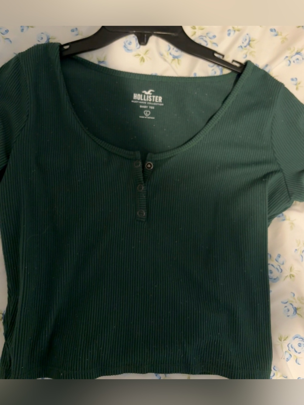 Hollister Ribbed Scoop Henley Crop Top in Dark Green